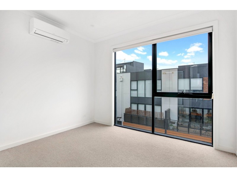 8 Tomkins Road, Port Melbourne VIC 3207