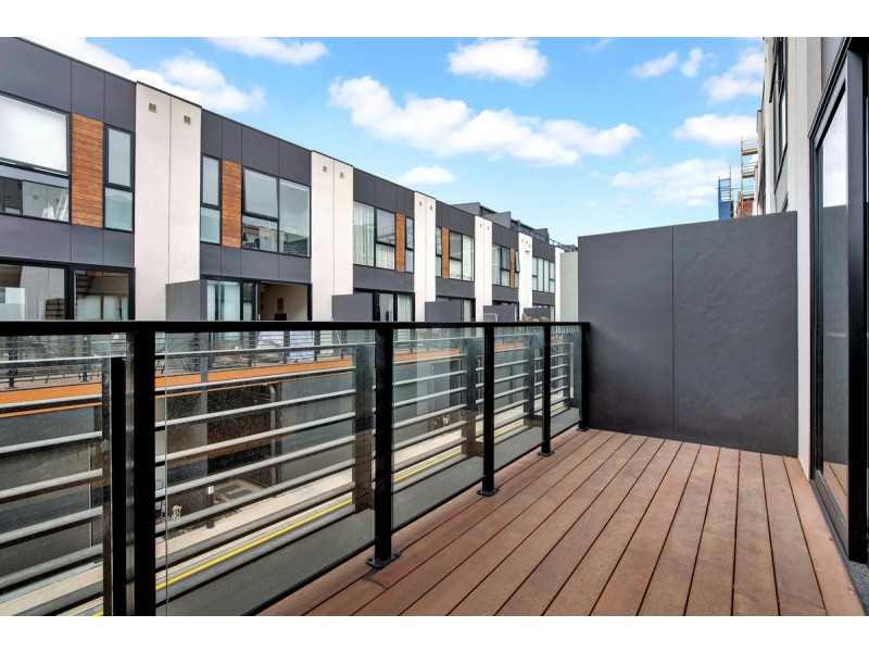 8 Tomkins Road, Port Melbourne VIC 3207