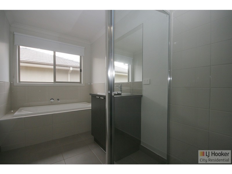 33 Muse Boulevard, Truganina VIC 3029