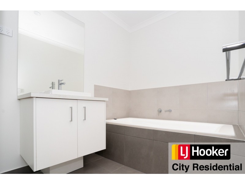 7 Clarence Walk, Mickleham VIC 3064