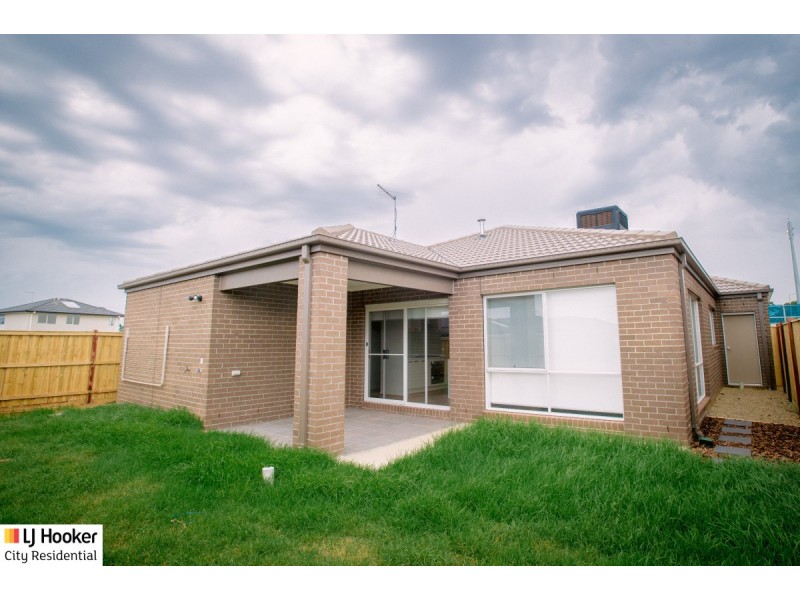 28 Zuccotti Crescent, Point Cook VIC 3030