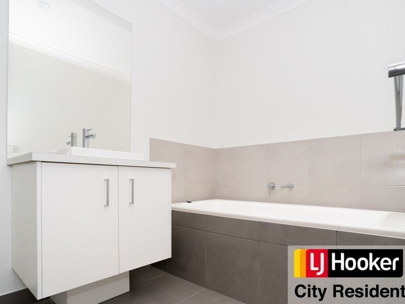 7 Clarence Walk, Mickleham VIC 3064