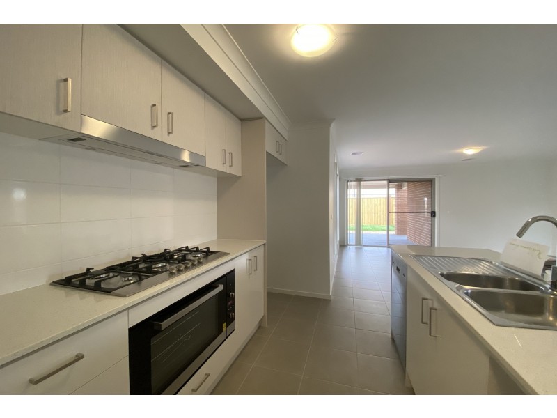 16 Sapling Boulevard, Tarneit VIC 3029