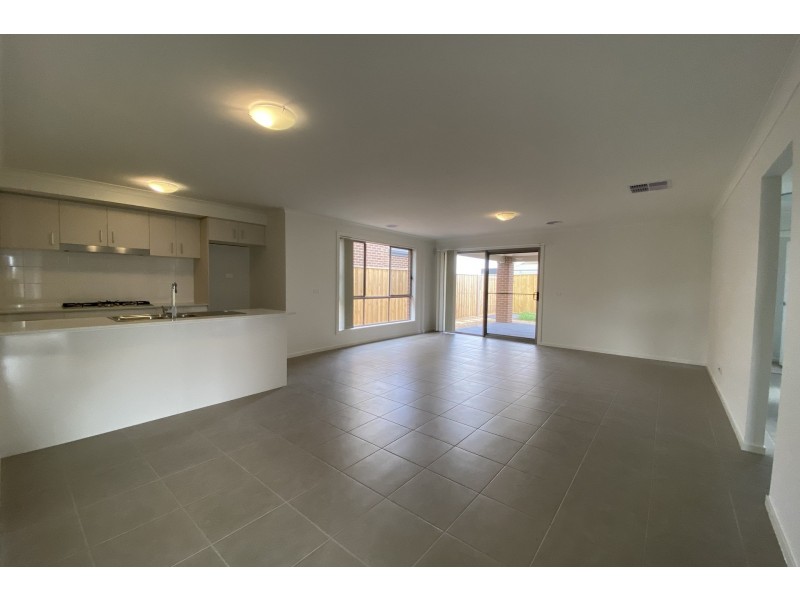 16 Sapling Boulevard, Tarneit VIC 3029