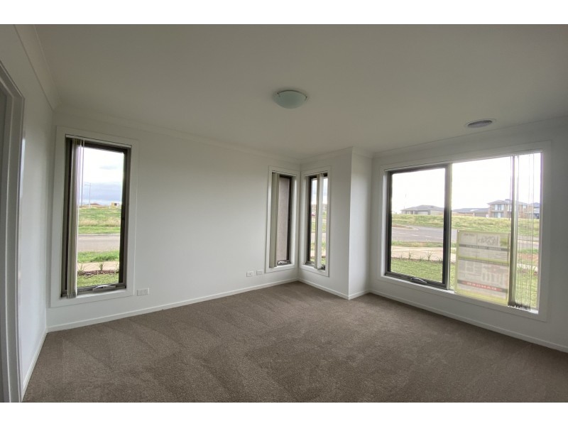 16 Sapling Boulevard, Tarneit VIC 3029