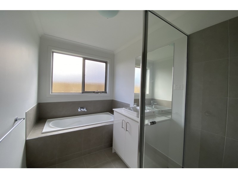 16 Sapling Boulevard, Tarneit VIC 3029