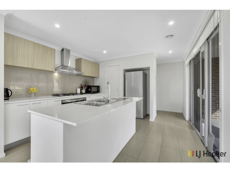 10 Bensonhurst Parade, Point Cook VIC 3030