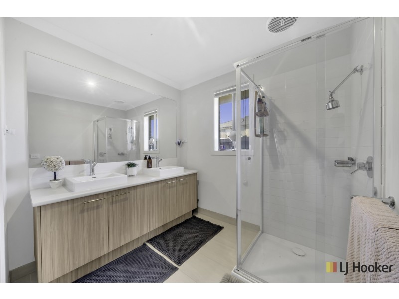 10 Bensonhurst Parade, Point Cook VIC 3030