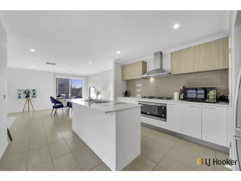 10 Bensonhurst Parade, Point Cook VIC 3030