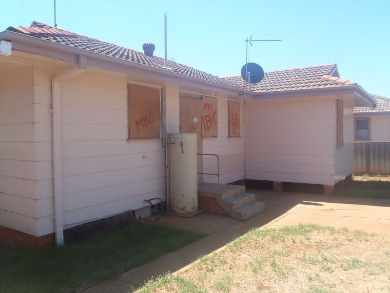 18 Armstrong Crescent, Dubbo NSW 2830