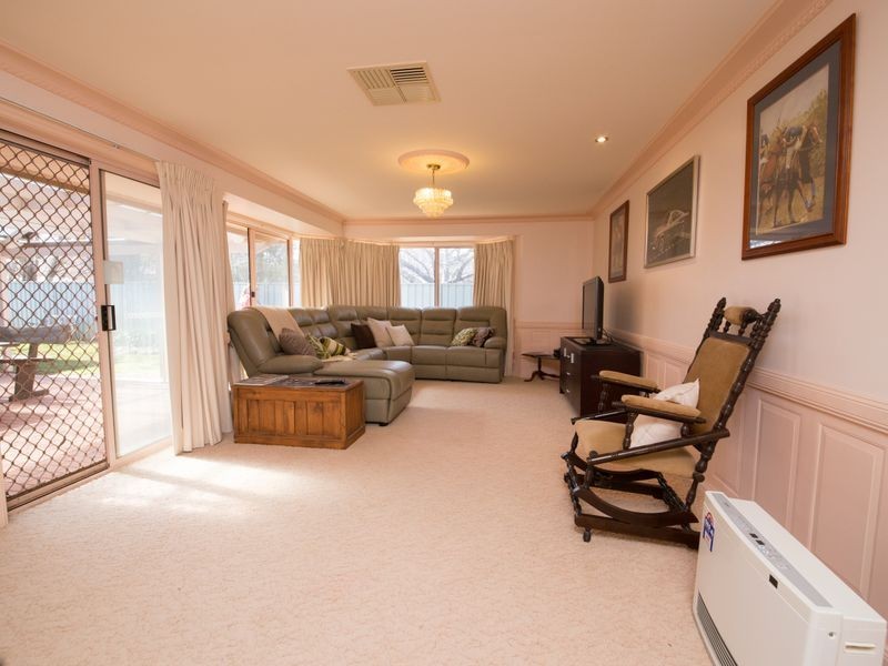 8 Castlereagh Avenue, Dubbo NSW 2830
