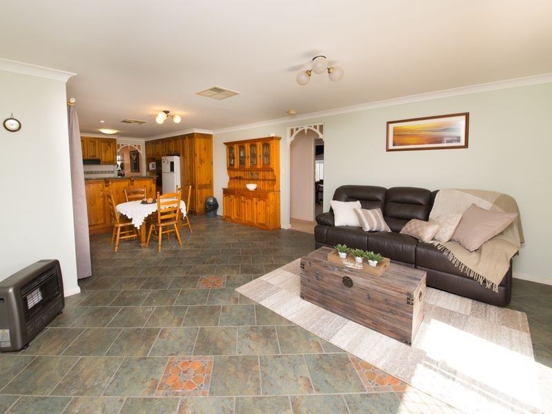 8 Castlereagh Avenue, Dubbo NSW 2830