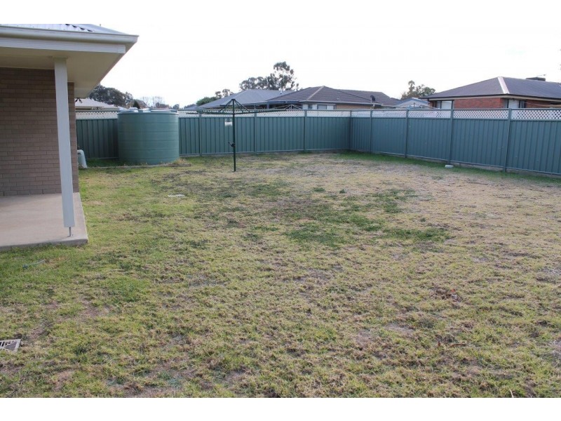 22 Dalbeattie Crescent, Dubbo NSW 2830