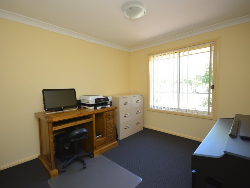 5 Ken McMullen Place, Dubbo NSW 2830