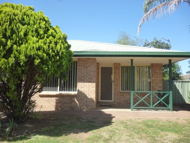 2B Lyons Place, Dubbo NSW 2830
