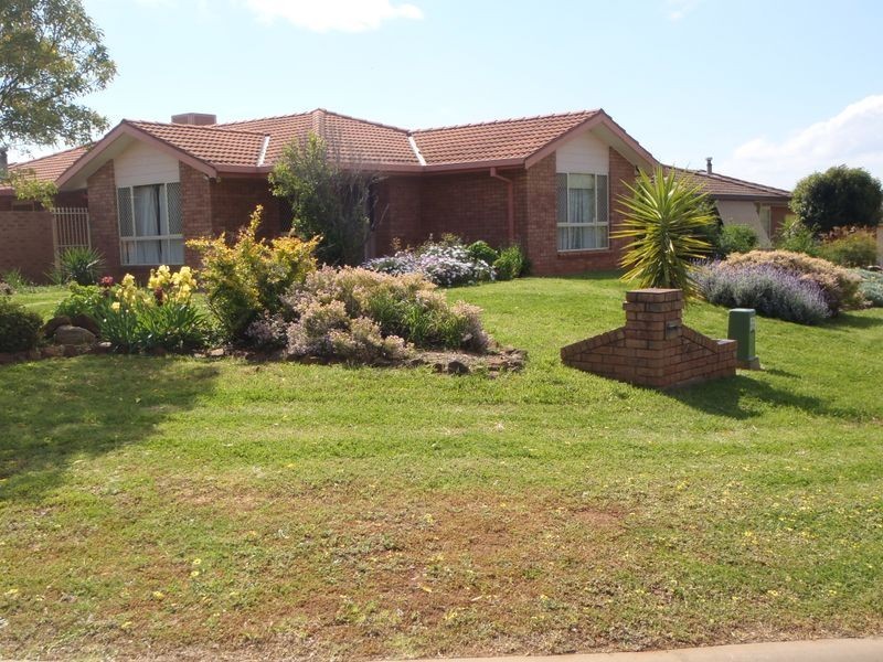 54 Murrayfield Drive, Dubbo NSW 2830