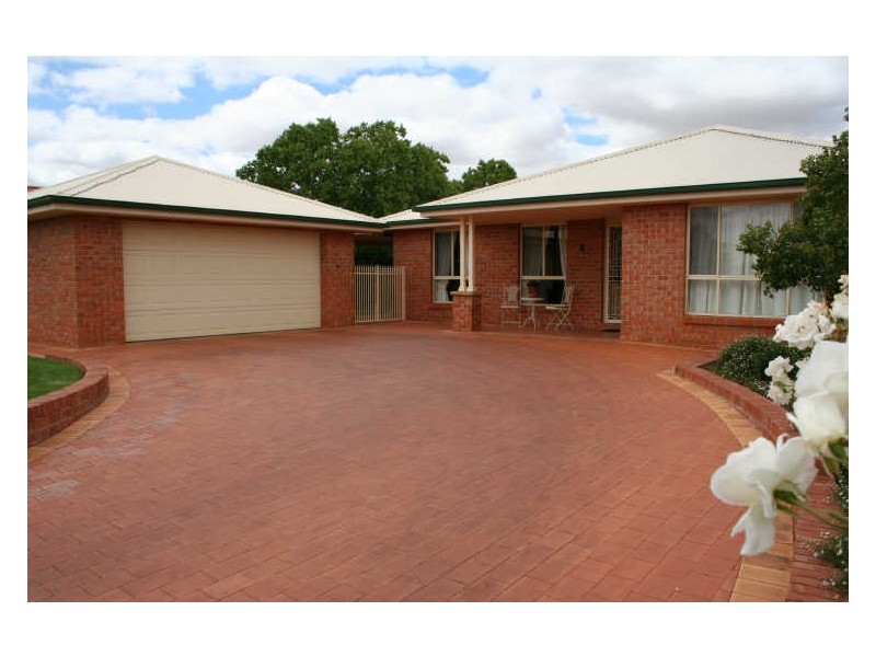 11 Ken McMullen Place, Dubbo NSW 2830