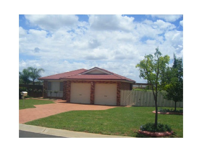 8 Ken McMullen Place, Dubbo NSW 2830
