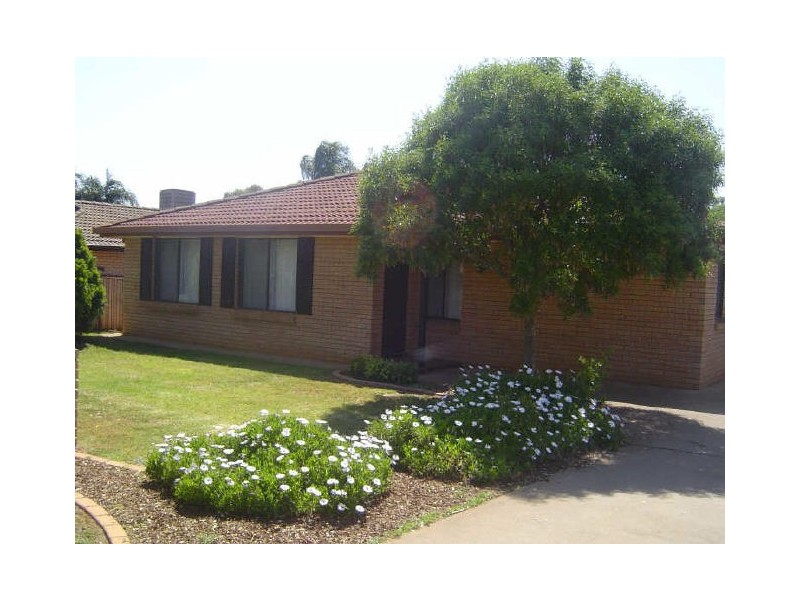 8 Flinders Close, Dubbo NSW 2830