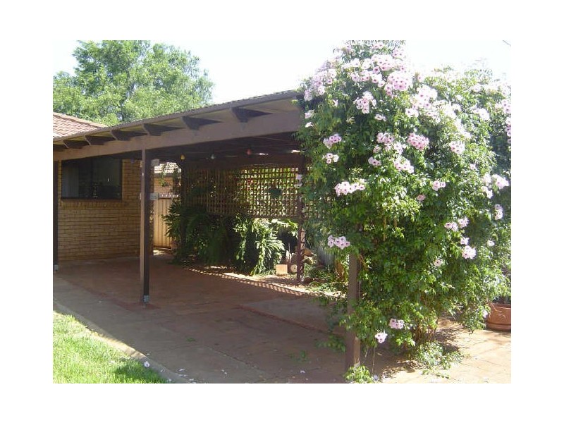 8 Flinders Close, Dubbo NSW 2830