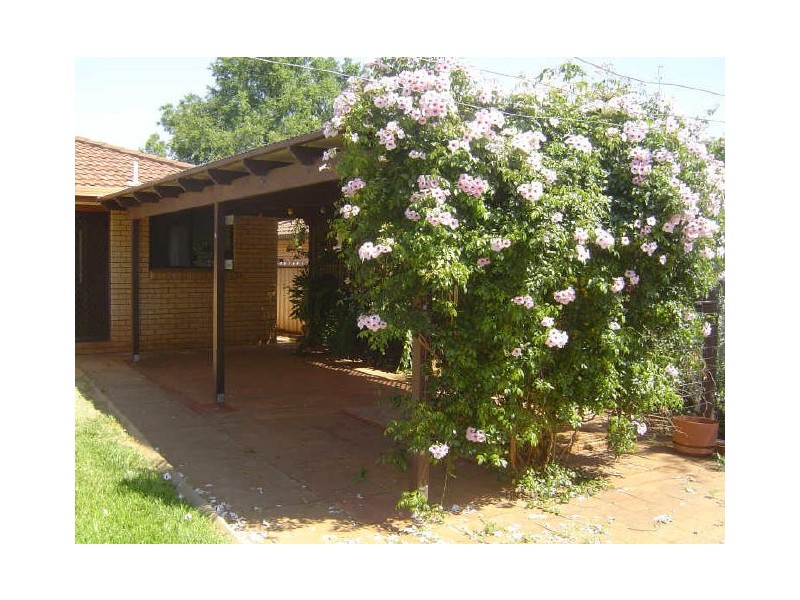 8 Flinders Close, Dubbo NSW 2830