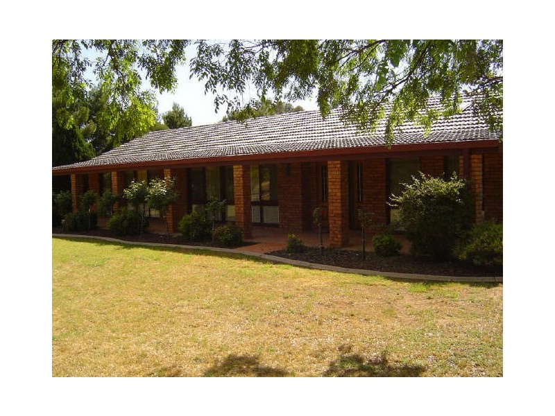 4 Lakeland Drive, Dubbo NSW 2830