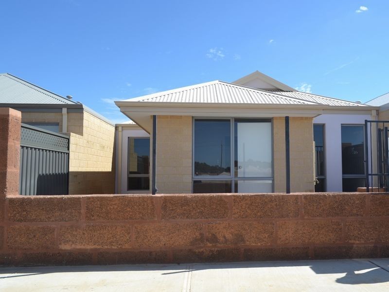 16 Plumosa Cres, Caversham WA 6055