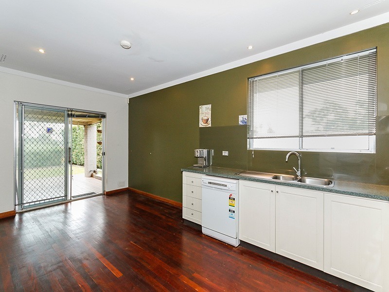 6 Tunnel Road, Swan View WA 6056