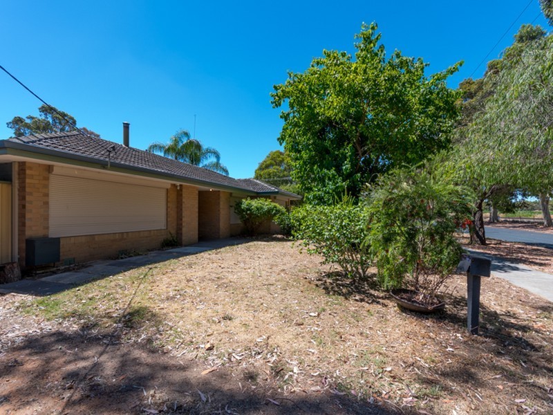 9 Railway Cres, Herne Hill WA 6056