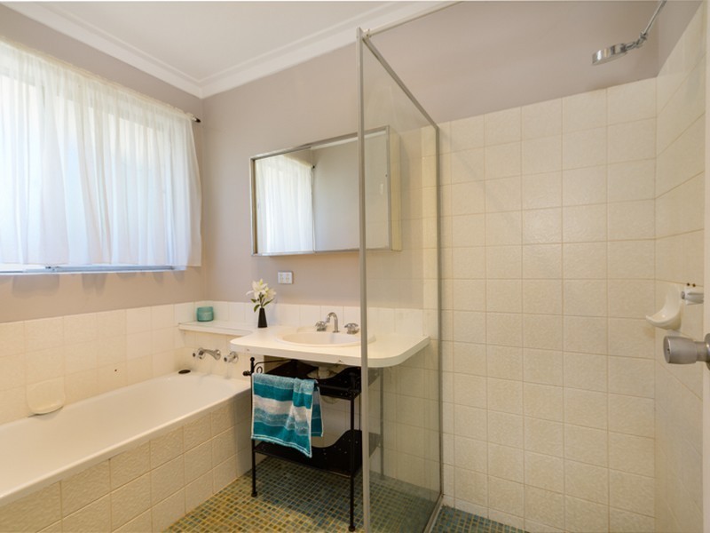 9 Railway Cres, Herne Hill WA 6056