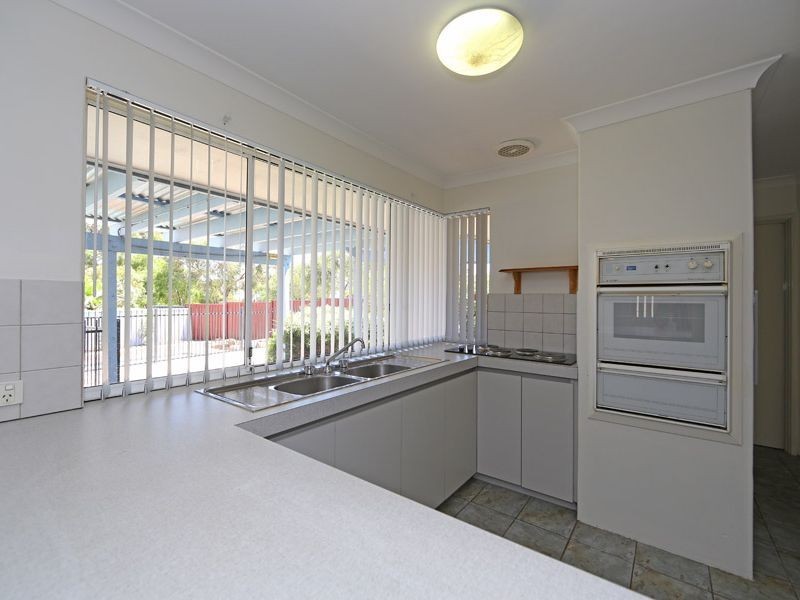 10 Greenfields Circle, Hocking WA 6065