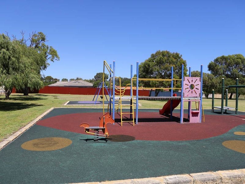 10 Greenfields Circle, Hocking WA 6065