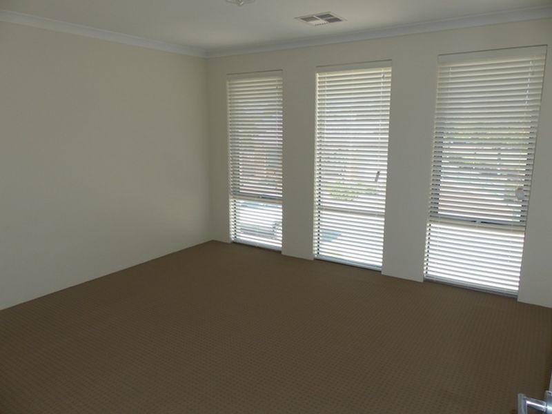 8 Aquaviva Circle, Viveash WA 6056