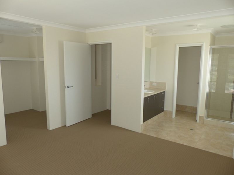 8 Aquaviva Circle, Viveash WA 6056