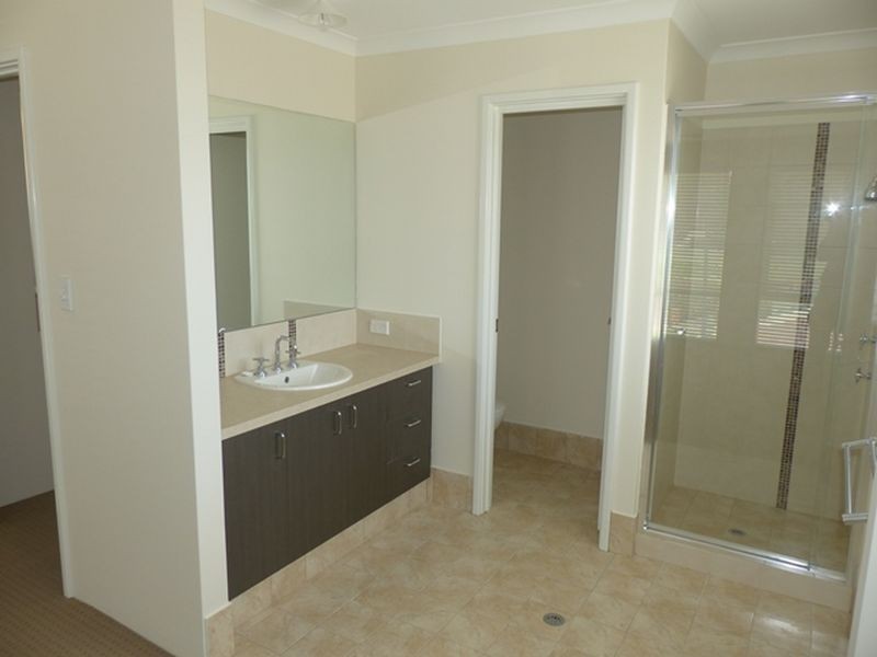 8 Aquaviva Circle, Viveash WA 6056