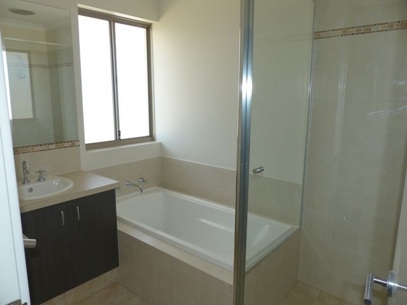 8 Aquaviva Circle, Viveash WA 6056