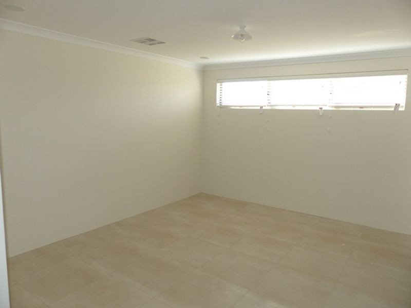 8 Aquaviva Circle, Viveash WA 6056