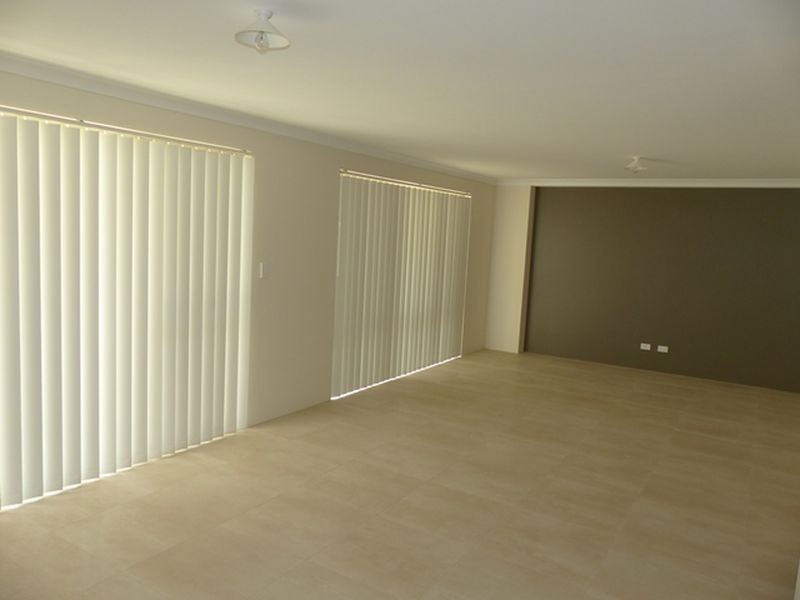 8 Aquaviva Circle, Viveash WA 6056