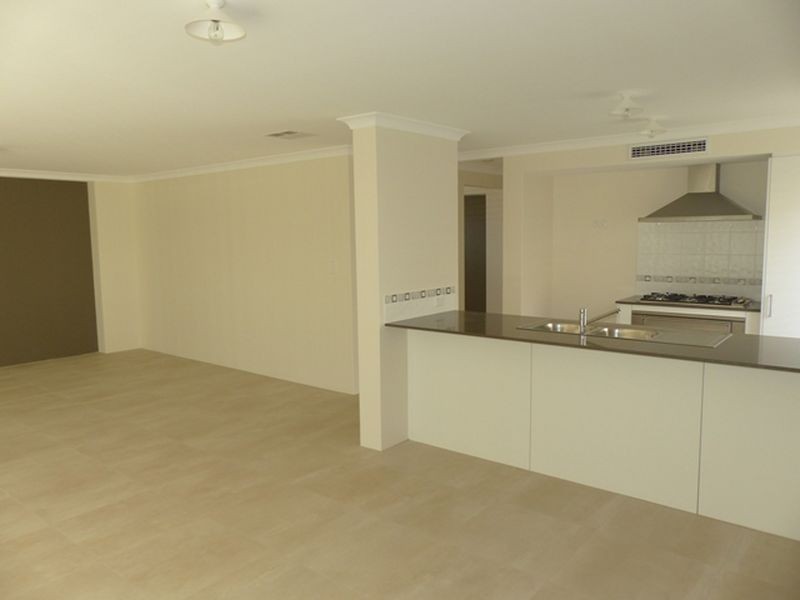 8 Aquaviva Circle, Viveash WA 6056