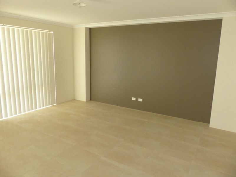 8 Aquaviva Circle, Viveash WA 6056