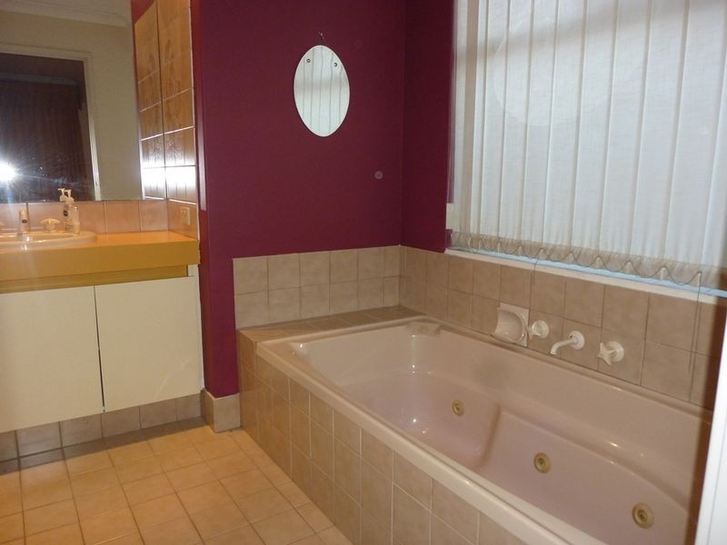 32 Christowe Drive, Swan View WA 6056