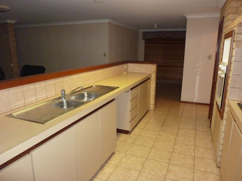 32 Christowe Drive, Swan View WA 6056