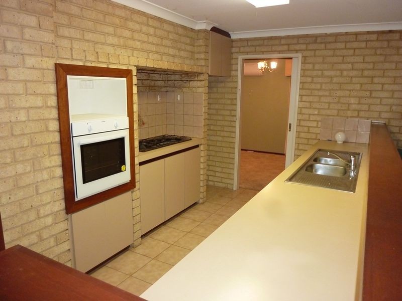 32 Christowe Drive, Swan View WA 6056