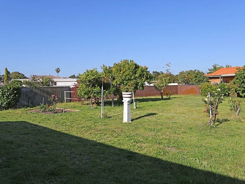 4 Winston Crescent, Viveash WA 6056