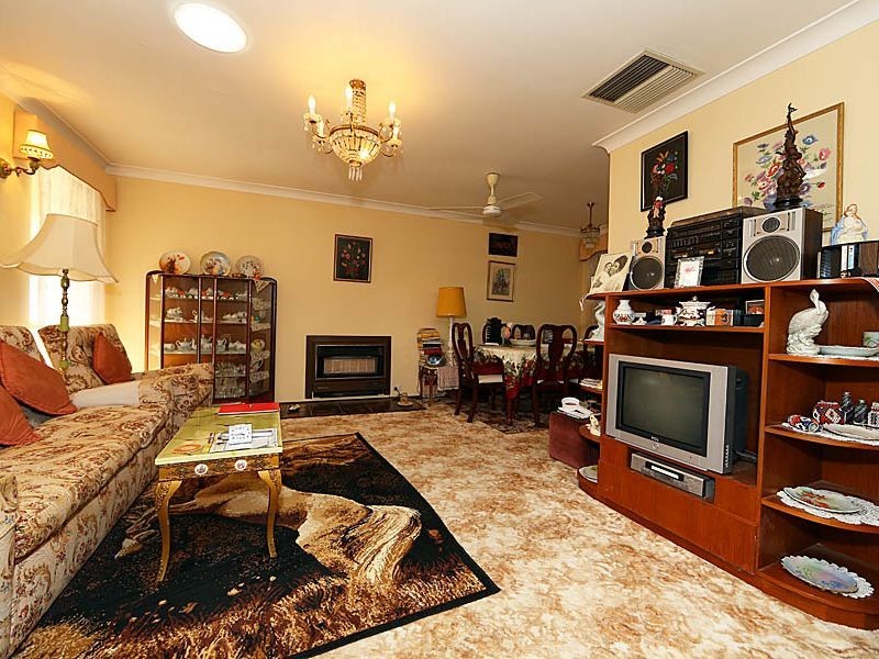 4 Winston Crescent, Viveash WA 6056