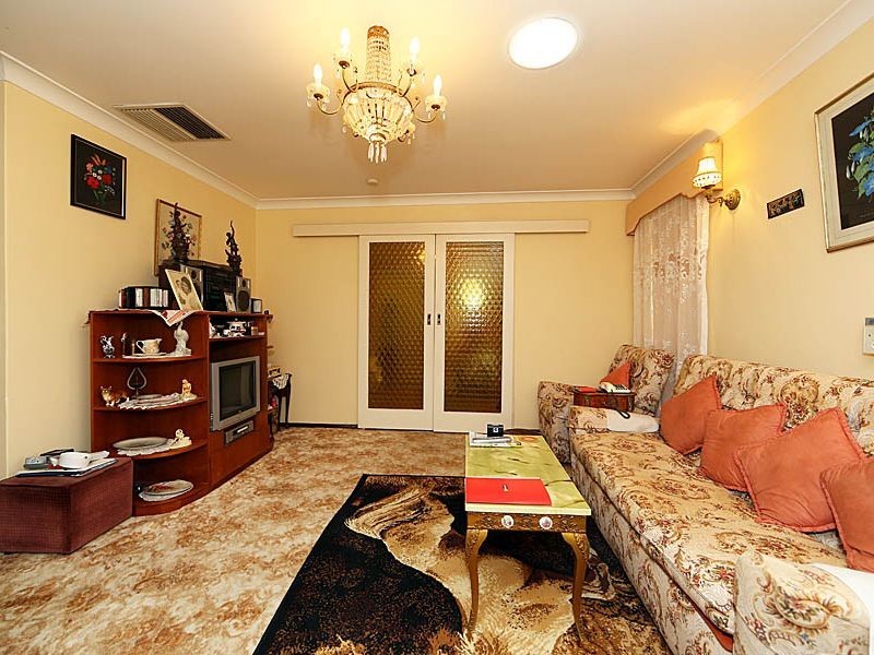 4 Winston Crescent, Viveash WA 6056