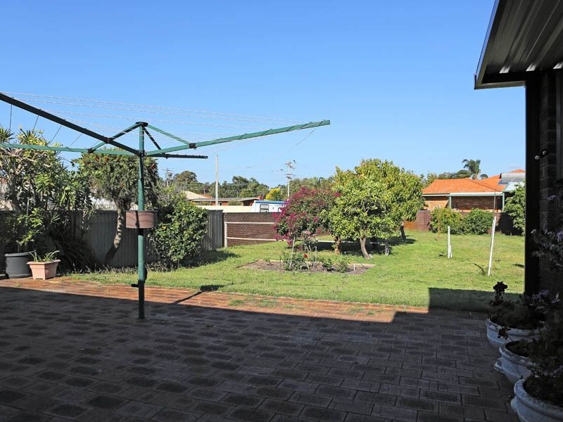 4 Winston Crescent, Viveash WA 6056