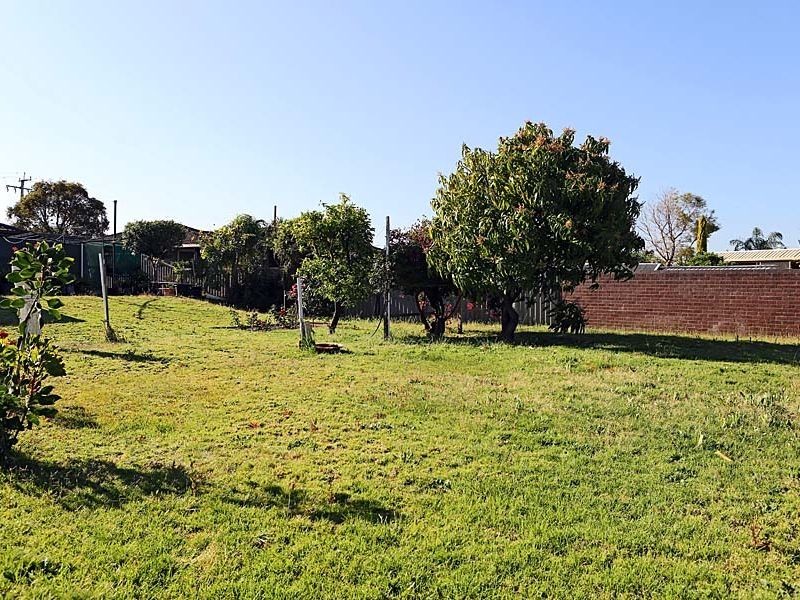 4 Winston Crescent, Viveash WA 6056