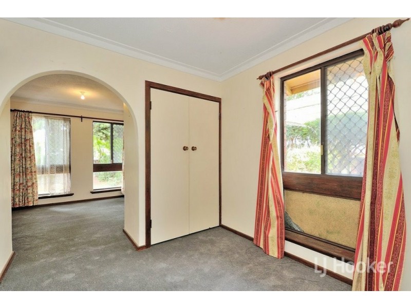 9 Chalfont Way, Swan View WA 6056