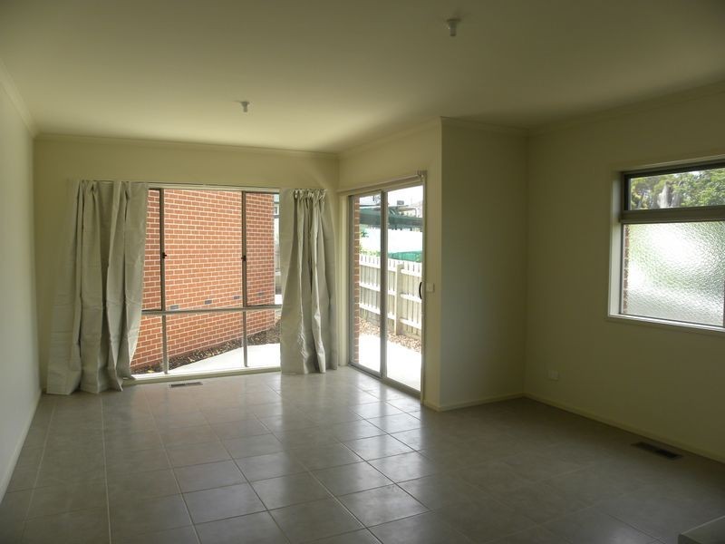 2/11 Cherry Grove, Doveton VIC 3177